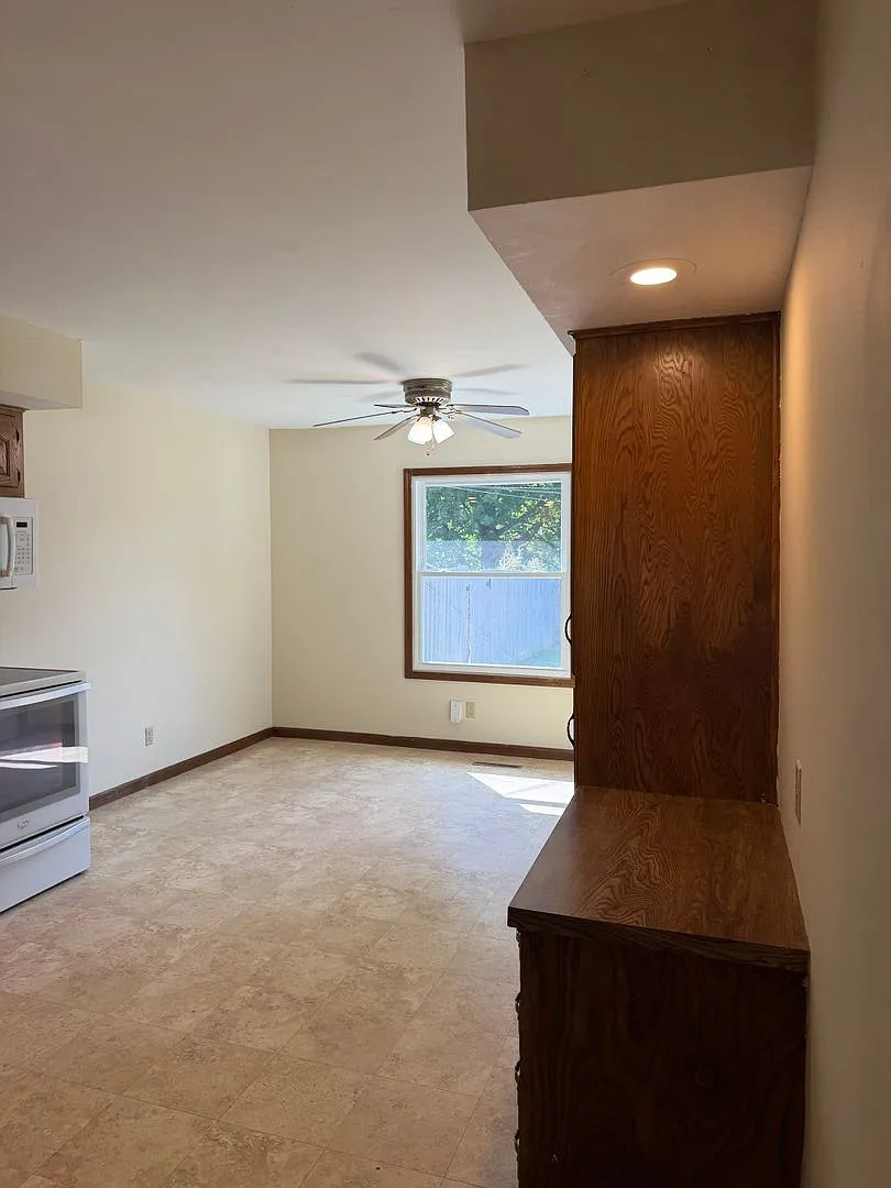 4 Bed, 2 bath, 2 car garage patio home — Photo 3