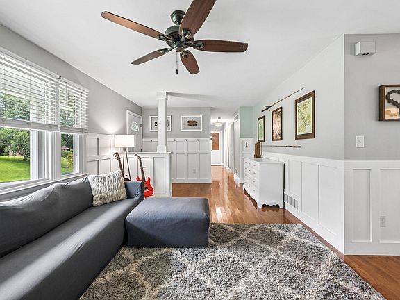 4th image of 2219 Larchmont Dr