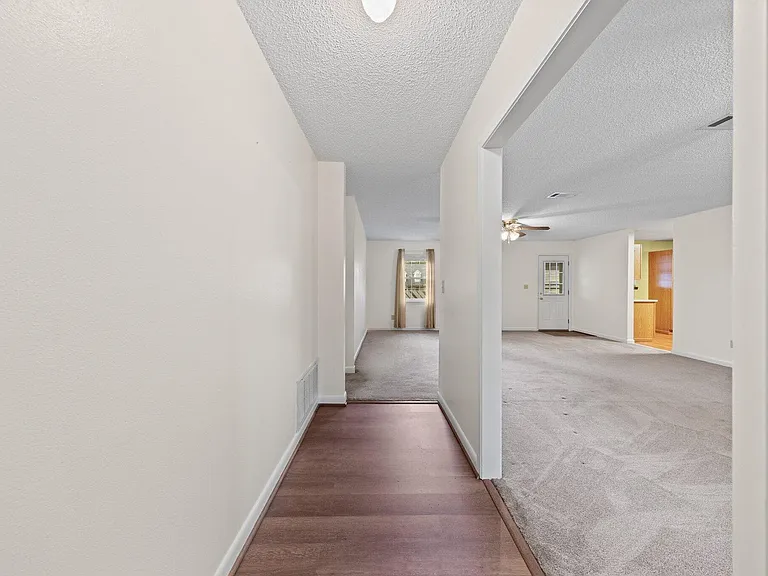 122 Beach Dr — Photo 2