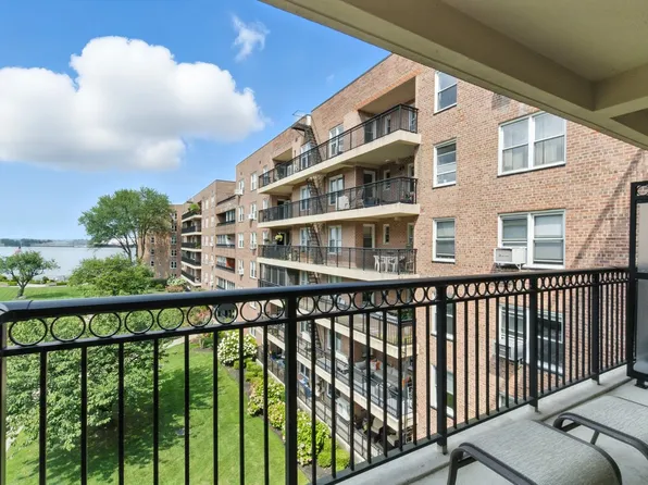 162-41 Powells Cove Boulevard image 3 of 29