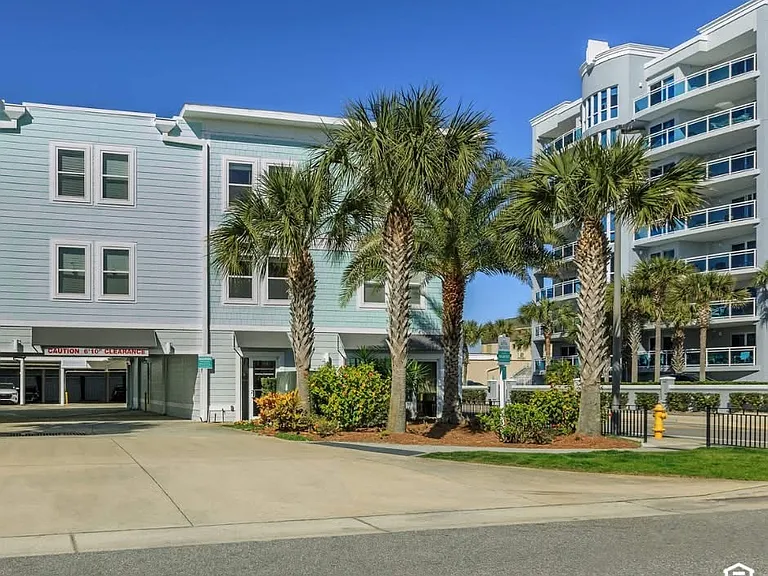 Surfside Apartments- 814 1st Street North — Photo 3
