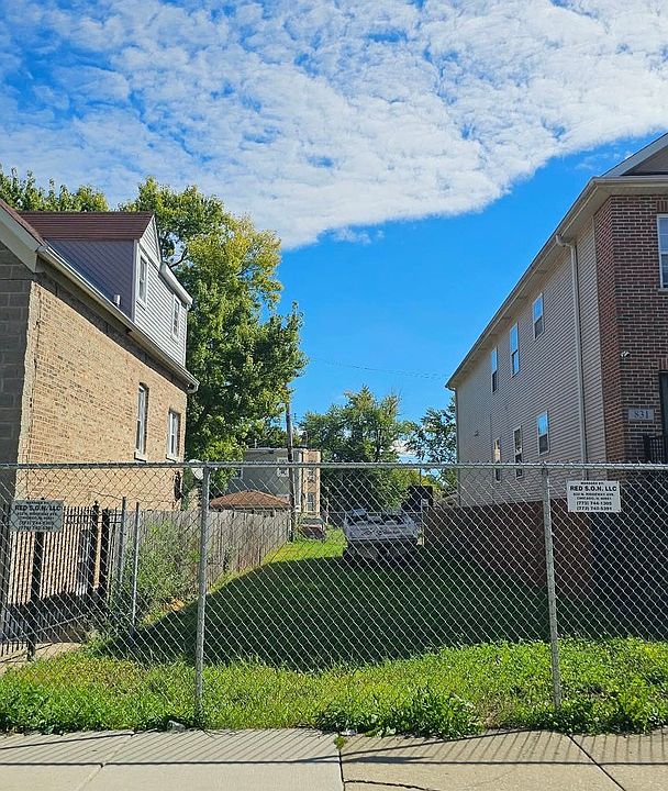 2nd image of 833 N Ridgeway Ave