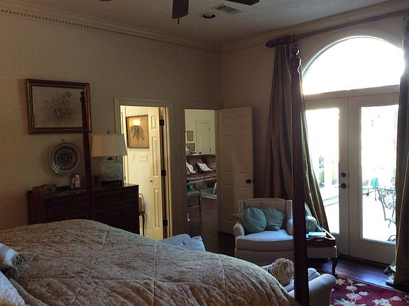 Master bedroom w patio access
						:
						Great master bedroom downstairs, large walk-in closet, access to patio