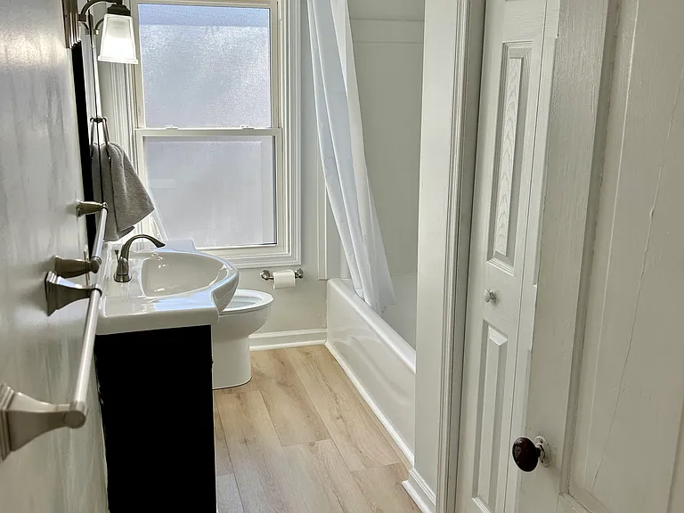 976 E Market St — Photo 11