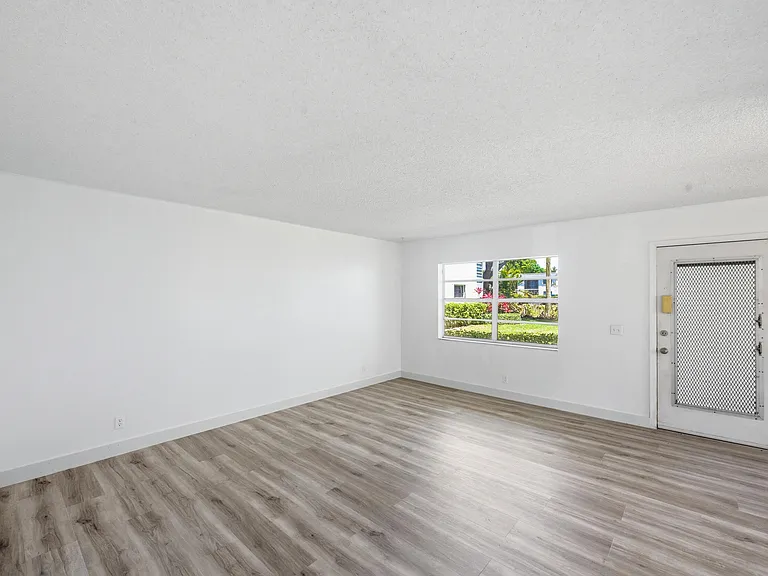 452 Normandy #J — Photo 21