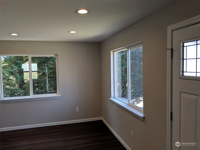 2812 Hemlock St — Photo 2