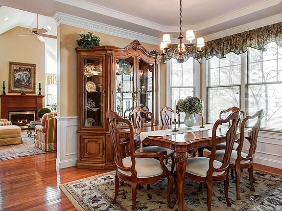 4th image of 35 Carriage Hill Cir