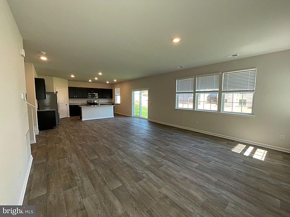 3rd image of 122 Clerkenwell Dr