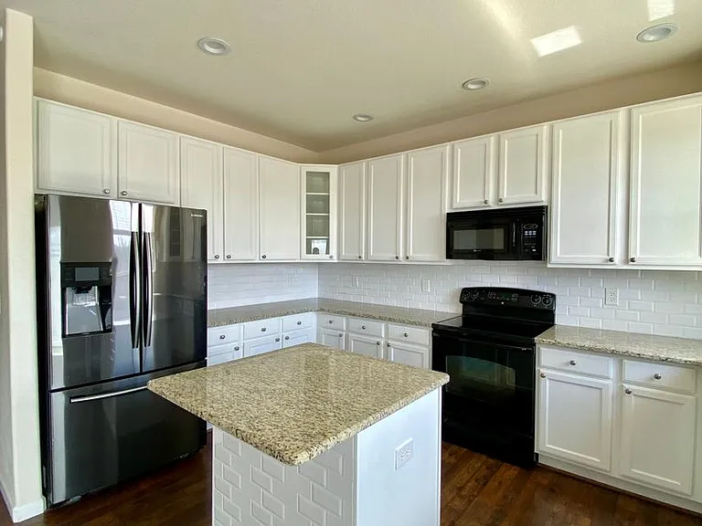 7605 Dobbs Dr — Photo 5