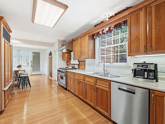 4th image of 210 Rutledge Dr