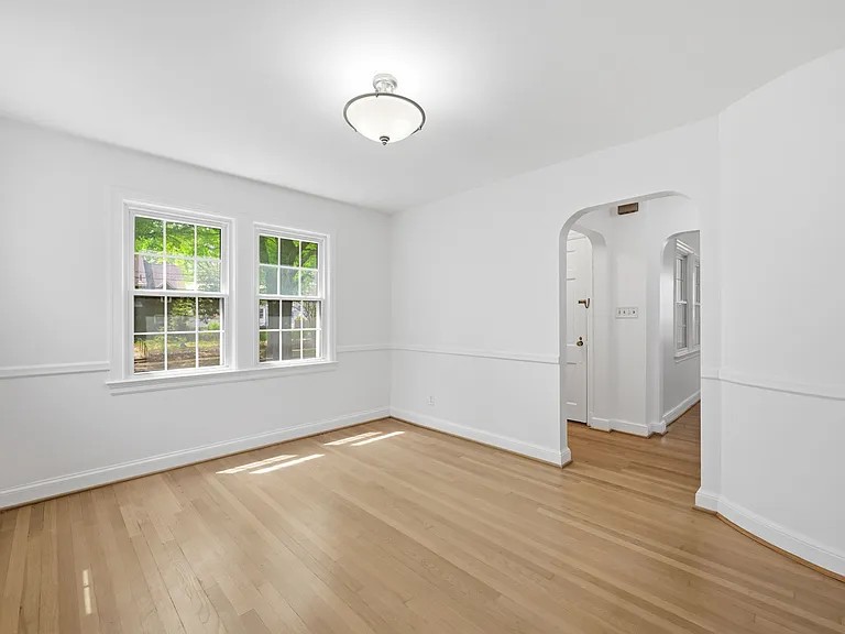 4453 S Dakota Ave NE — Photo 5
