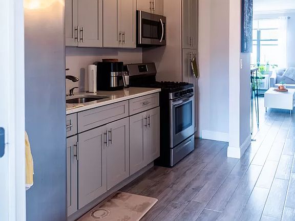 4th image of 806 Brook Ave APT D