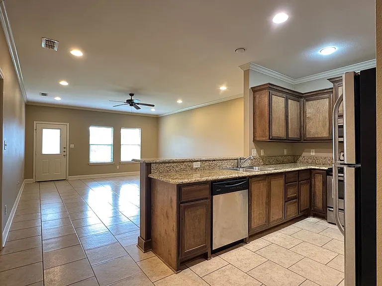 9100 Shadow Oak Dr — Photo 9