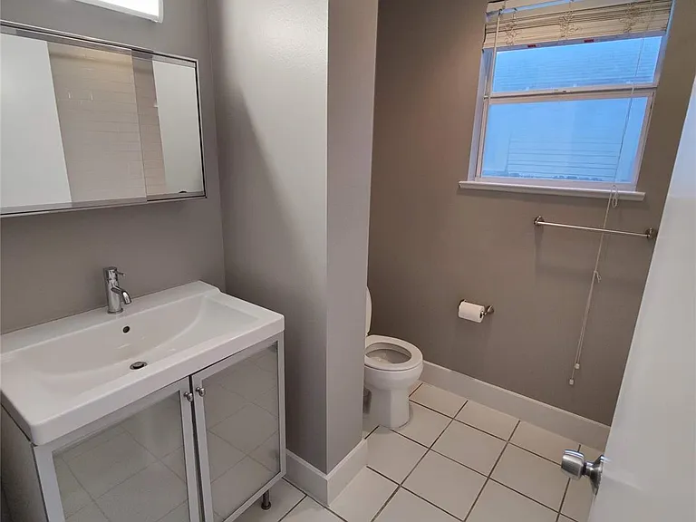 711 Graham Pl #A — Photo 8