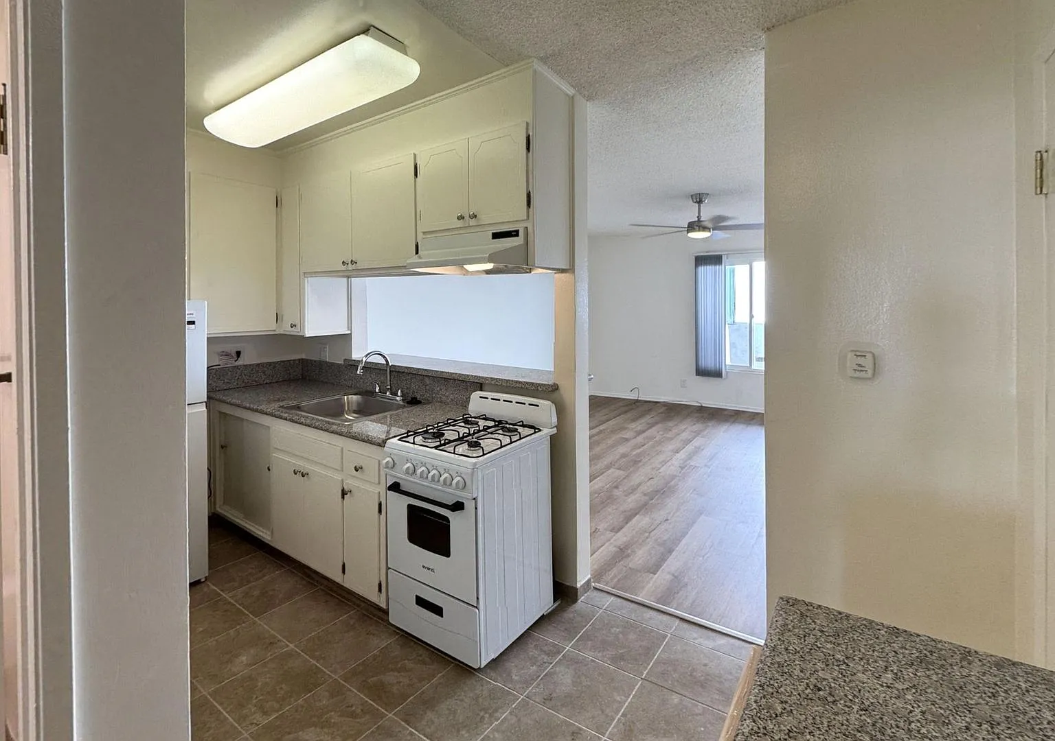 Prime West LA Neighborhood Downstairs Studio — Photo 4