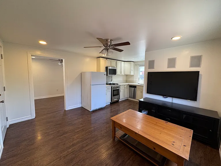 2137 1/2 Glenada Ave — Photo 2