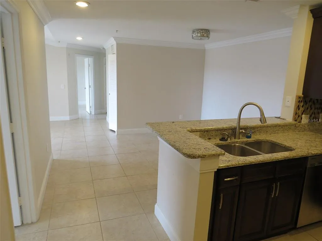 2 bed, 2.0 bath, 975 sqft, $1,750 — Photo 4
