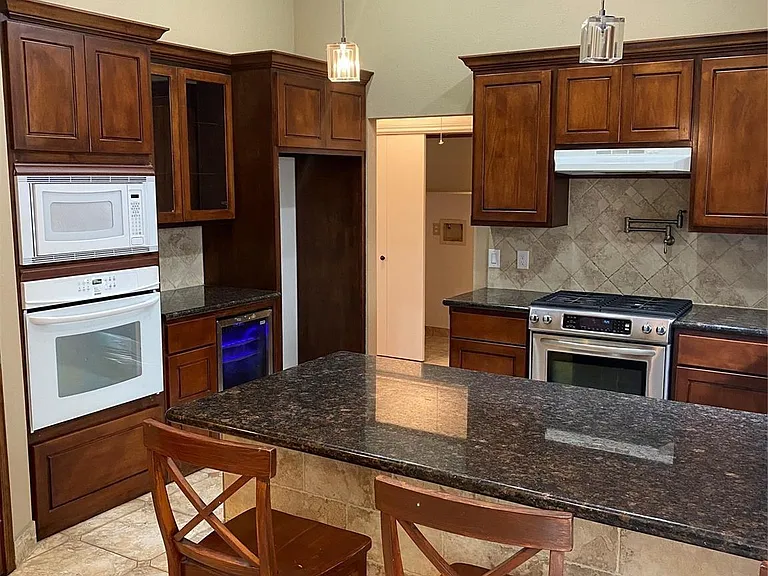 22811 Rangeview Dr — Photo 2