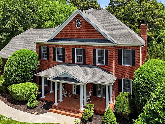 4th image of 928 Blackstone Dr