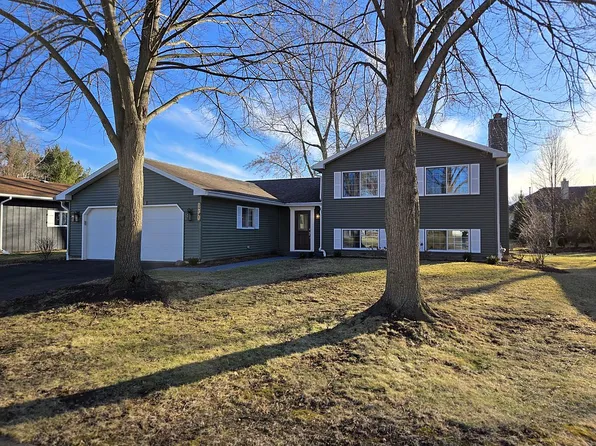 230 Ridgewood Dr, Woodstock, IL 60098