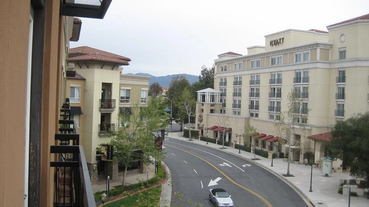 1 bed, 866 sqft, $2,275 — Photo 2
