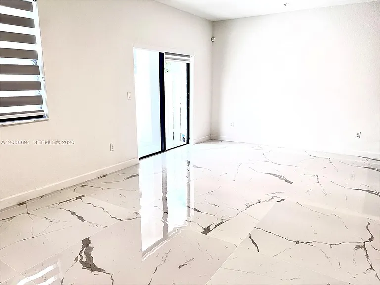 15925 SW Southwest 2 Pl — Photo 8