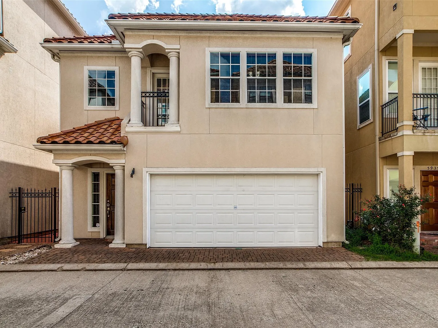2 bed, 2.5 bath, 1476 sqft, $2,200 — Photo 2
