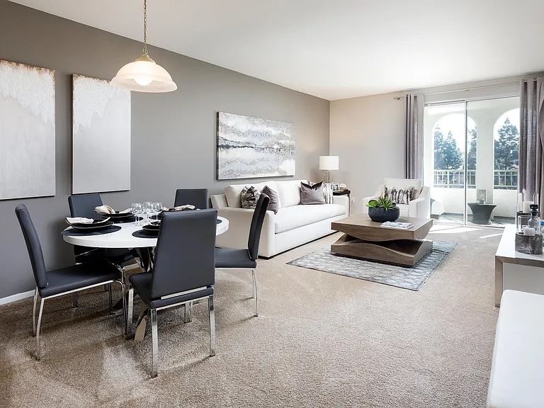 La Jolla Crossroads Apartments — Photo 29