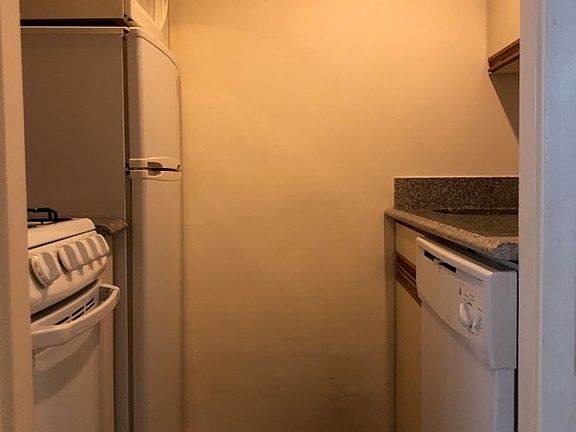 3rd image of 210 E 47th St APT 2G