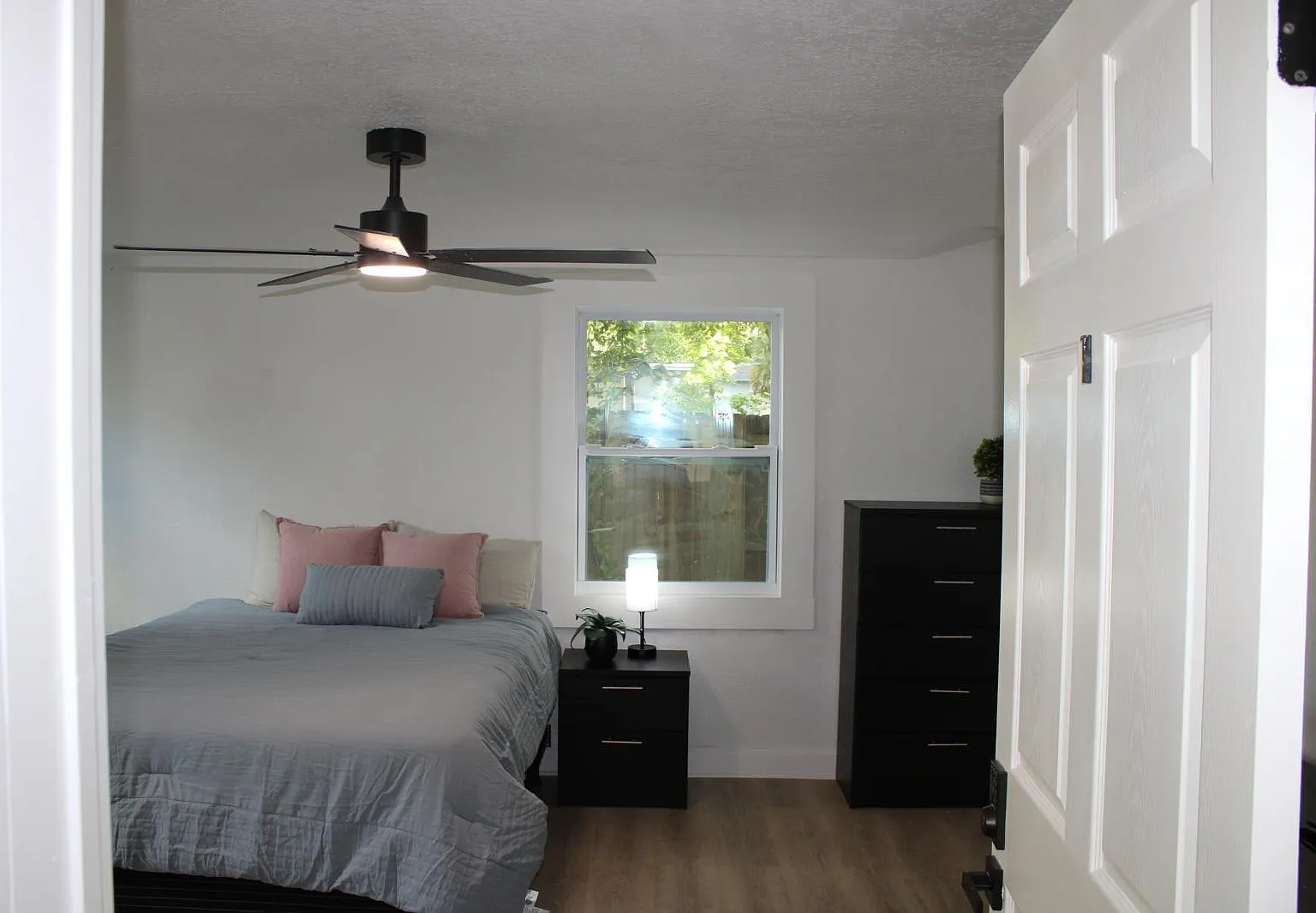 4 bed, 5.0 bath, 2000 sqft, $910 — Photo 1