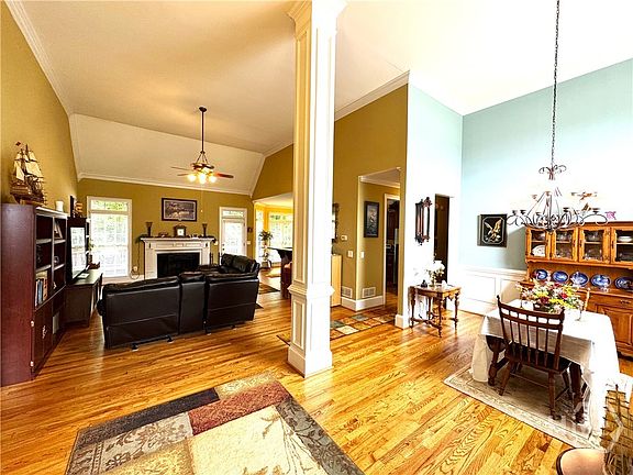 2nd image of 390 Lakeland Drive