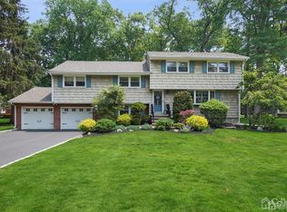 8 Tamarack Rd, Edison, NJ 08820