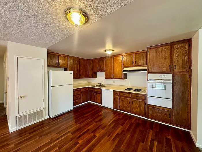 5322 Castle St — Photo 6