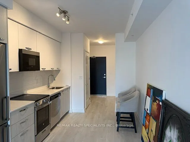 75 James St S #708 — Photo 3
