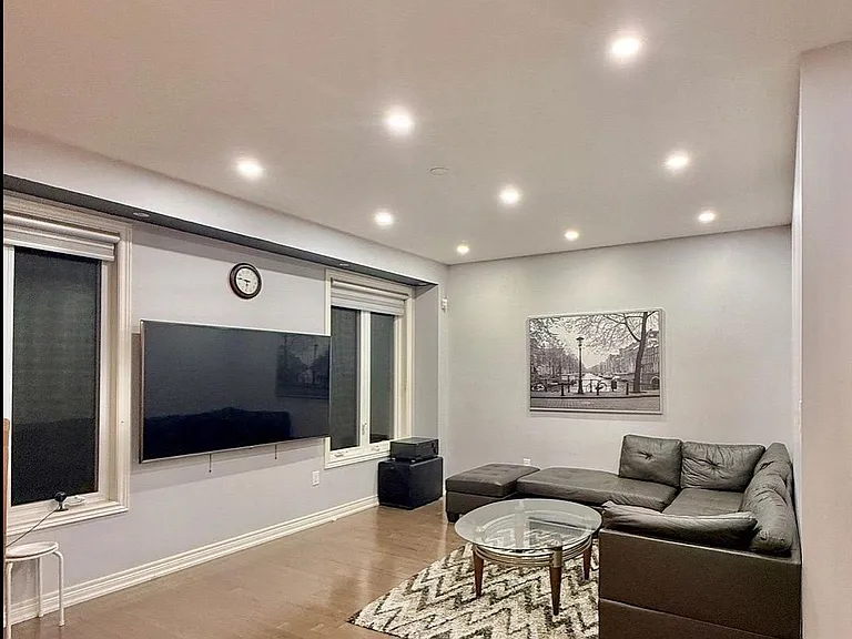 385 Royal West Dr #UPPER — Photo 4