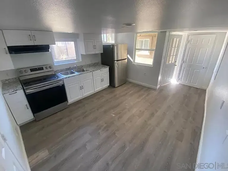 528 N Citrus Ave — Photo 3