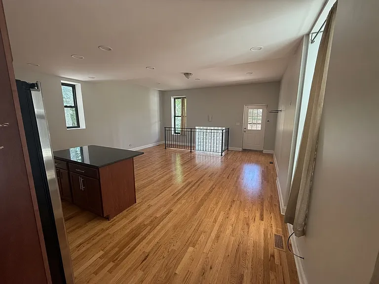 1741 W Erie St #1R — Photo 11