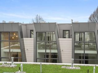 6 W 17th Ave #4, Vancouver, BC V5Y1Z4