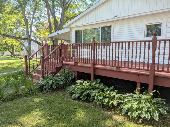 8 Gwyn Ln W, Bloomfield, NY 14469