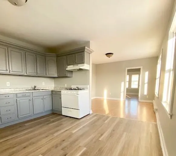 2 bed, 900 sqft, $1,300 — Photo 2