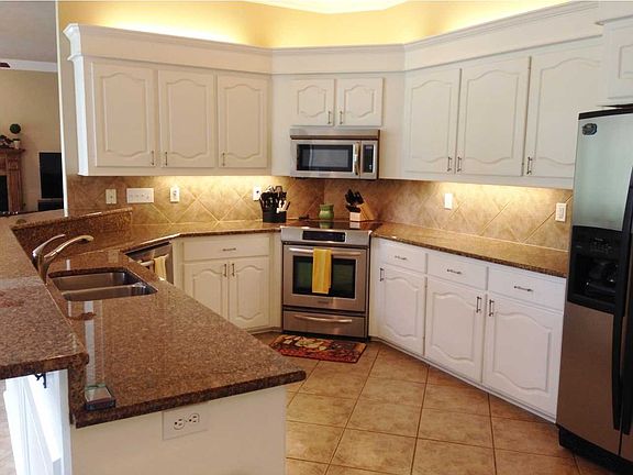 3rd image of 180 Woodlands Glen Cir