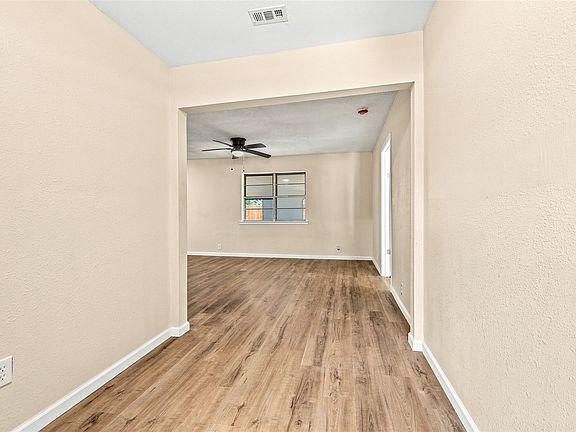 5th image of 702 Jonathan Ln