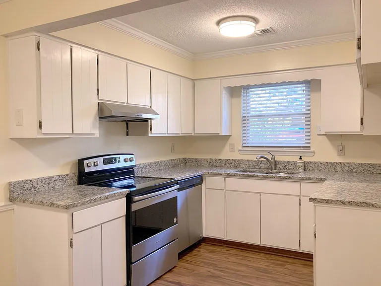 1034 Riverbend Club Dr SE — Photo 13