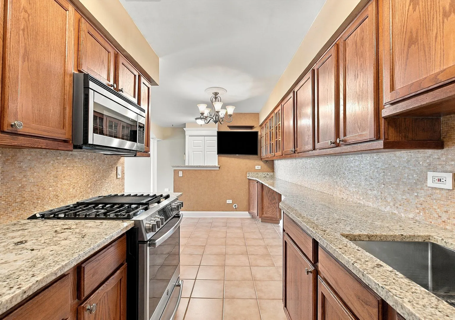 2 bed, 1100 sqft, $2,450 — Photo 2