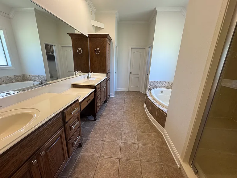 106 Horseguards Ave — Photo 11