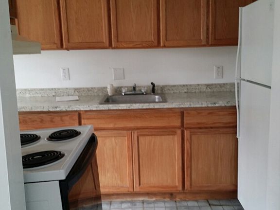 5th image of 590 Parkview Dr APT 203