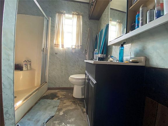 4th image of 305 E 4th St