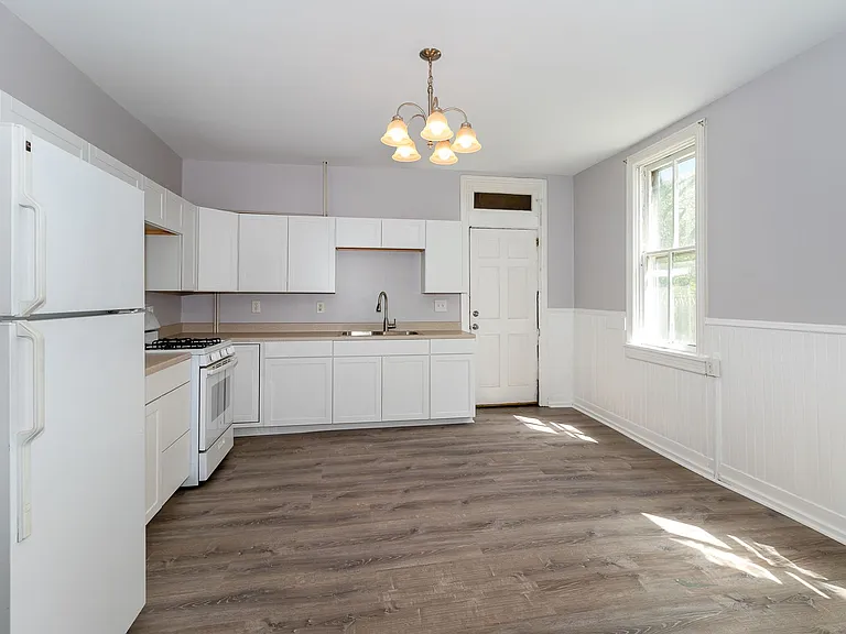 517 N Pitt St — Photo 9
