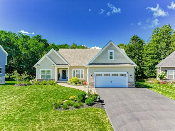 206 Woodsview Dr, Webster, NY 14580