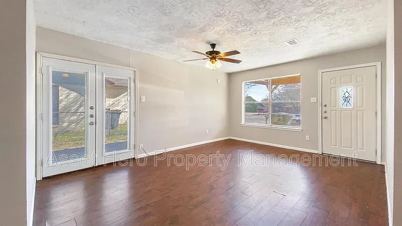 2 bed, 1.0 bath, 930 sqft, $1,195 — Photo 2